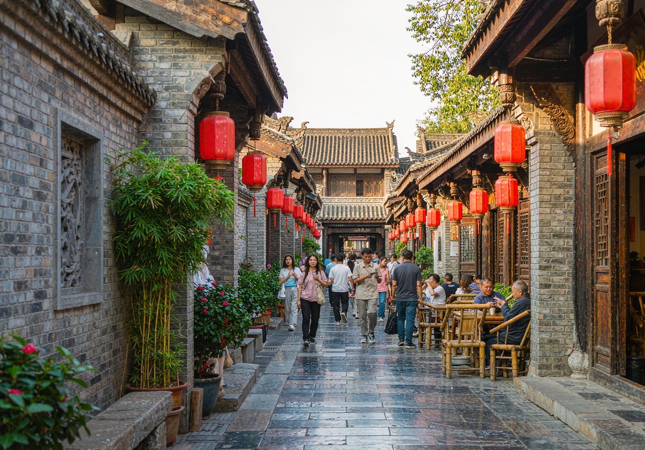 Wide and Narrow Alleys in Chengdu