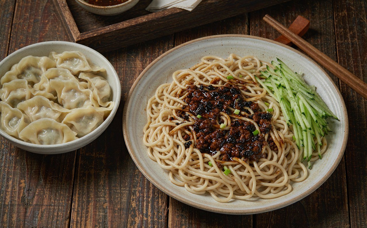 Beijing zhajiangmian noodles with dumplings