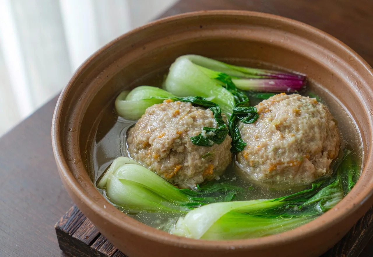 Jiangsu lion's head meatballs in a clay pot
