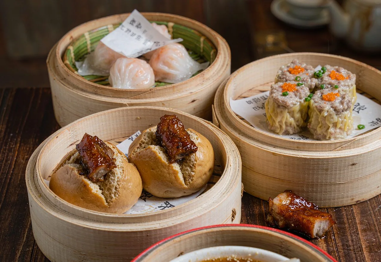 A basket of Cantonese dim sum steamed buns and dumplings
