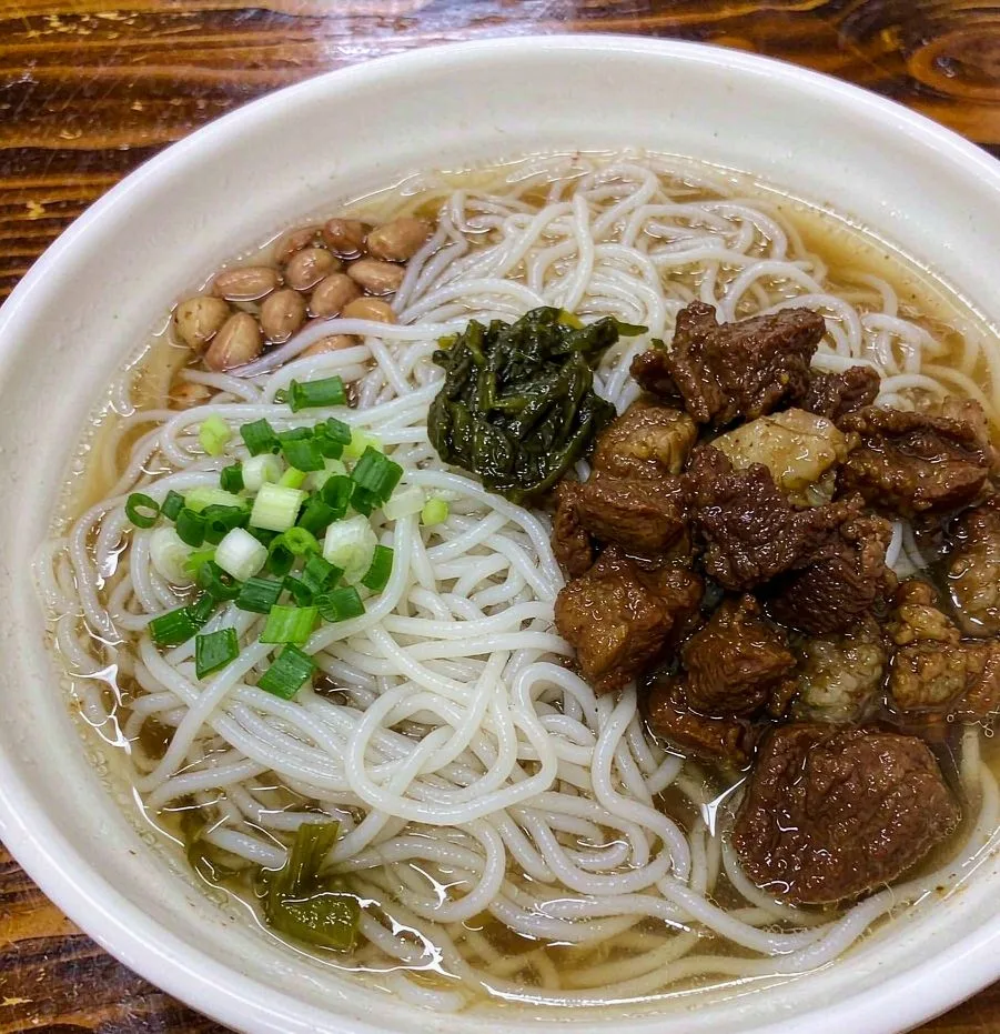 Bowl of Guilin rice noodles with pork and peanuts