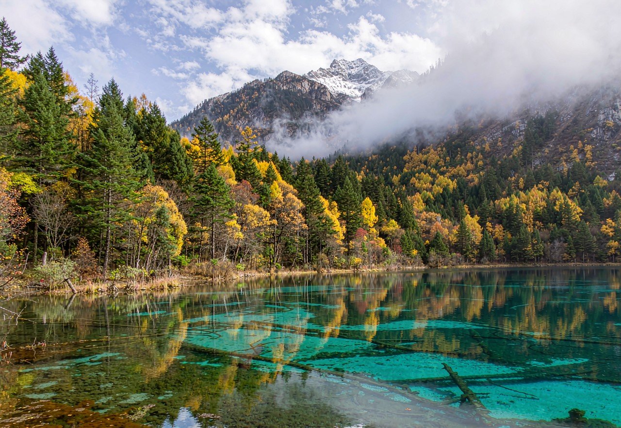 Jiuzhaigou turquoise alpine lake in autumn