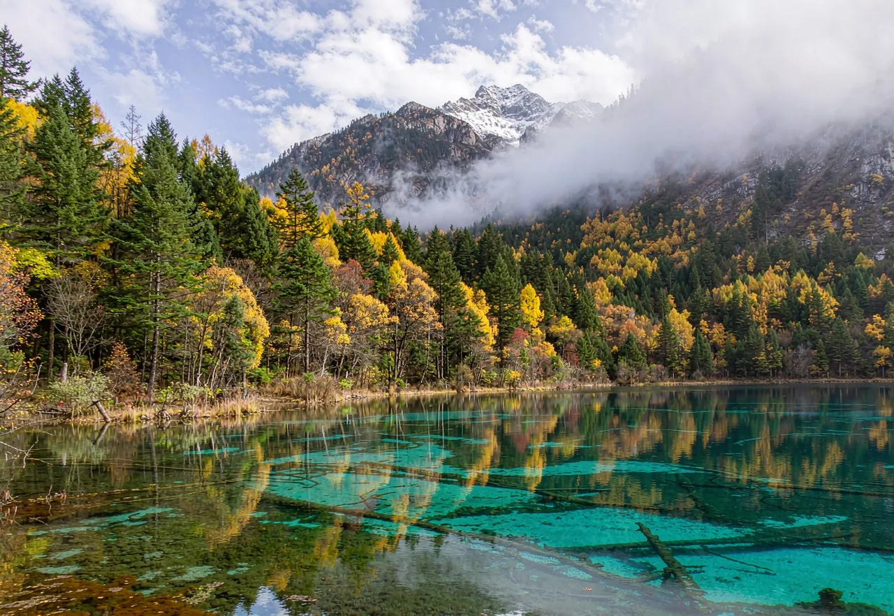 Jiuzhaigou turquoise alpine lake in autumn