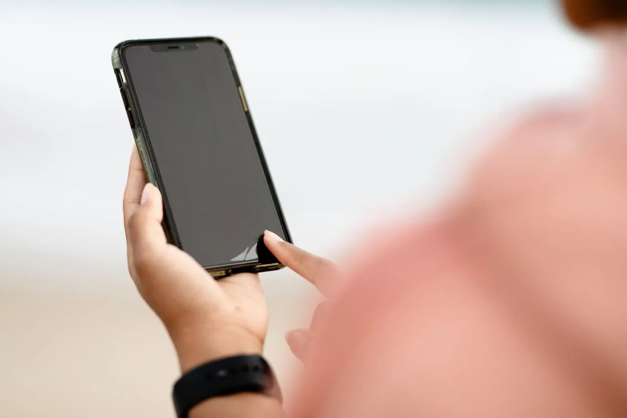 A traveler holding a smartphone ready to translate Chinese